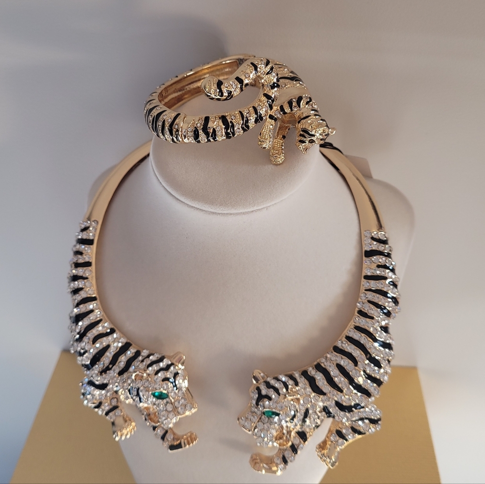 Stunning Natasha Tiger Bracelet. Sparkly. Gold Tone. New. - Picture 10 of 12